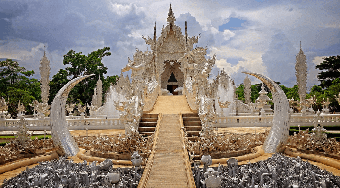Esterno del tempio bianco di Chiang Rai - l'ingresso al tempio