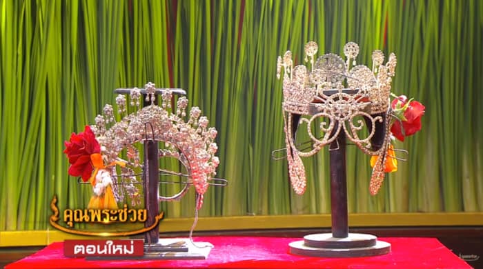 Immagine dei copricapi thailandesi Pan Ju Red e Kra Bang Nah dal programma televisivo thailandese Kun Pra Chuay