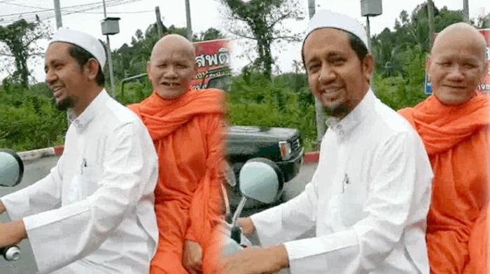 un imam che dà un passaggio in motorino ad un monaco thailandese