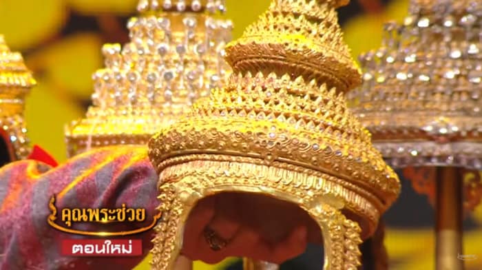 Dettaglio del copricapo thailandese Mongkut dal programma televisivo thailandese Kun Pra Chuay