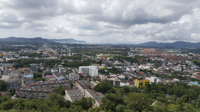 Vista dalla collina Rang Hill dell'isola di Phuket, nel sud della Thailandia, con grossi nuvoloni carichi di pioggia tipici della stagione dei monsoni
