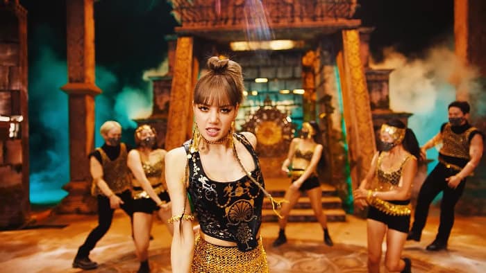 Fermo immagine dal video musicale Lalisa, ambientato sul set ispirato alla Thailandia