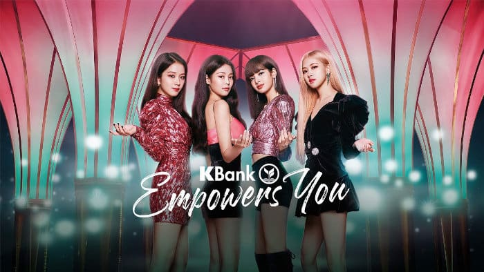 Immagine pubblicitaria della banca thailandese Kasikorn Bank con le quattro idol del gruppo coreano delle BlackPink