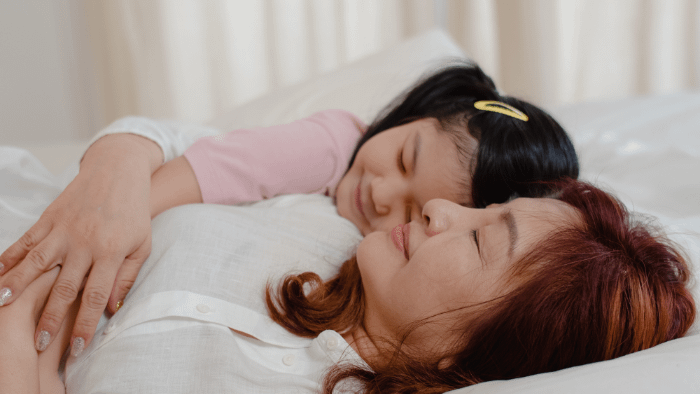 nonna asiatica e nipote che dormono abbracciate