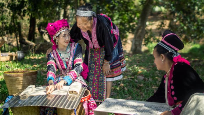 Popolazione autoctona nella provincia di Chiang Rai con vestiti tipici