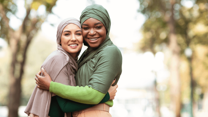 due ragazze musulmane con il velo che si abbracciano