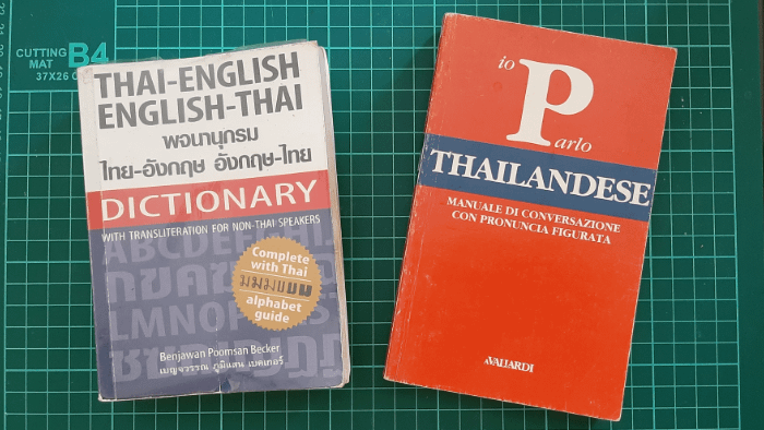 I miei due dizionari: a sinistra quello che ho usato di più qui in Thailandia nei miei primi anni qui, a destra il mio primo dizionario thailandese-italiano