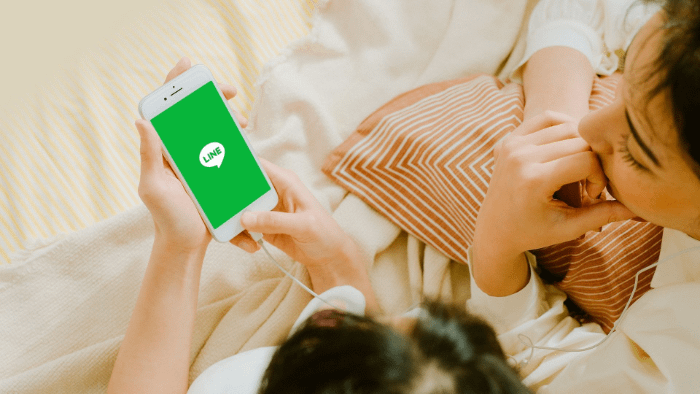 donne che accedono all'app Line su cellulare