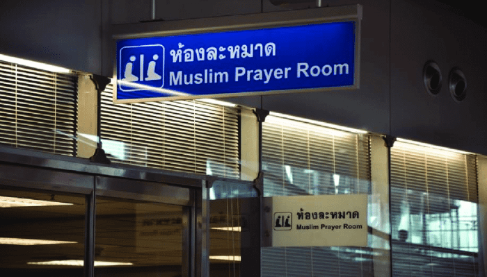 cartello thailandese che indica la stanza della preghiera per i musulmani