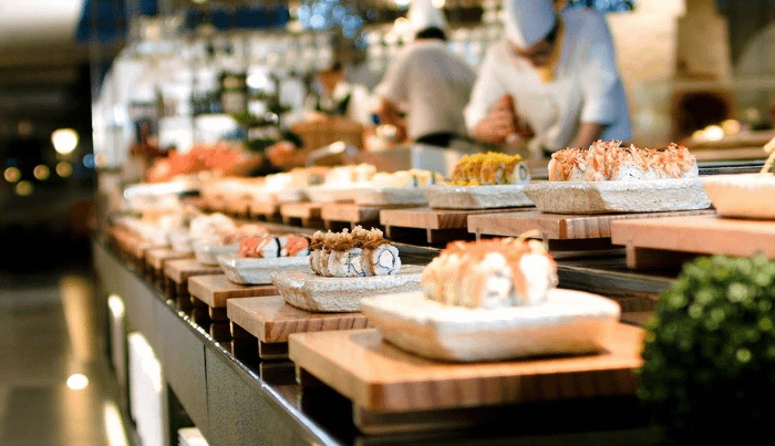 foto di un buffet di cibo giapponese