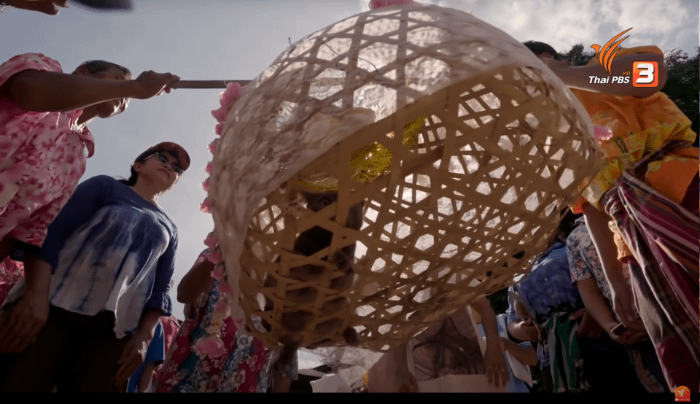 gatto all'interno di una cesta usata per la processione per il rito della pioggia thailandese
