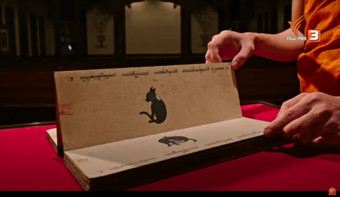 vista del documento Tamra Meaw sfogliato da un monaco buddista thailandese