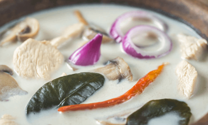 Dettaglio della zuppa thailandese tom kha gai