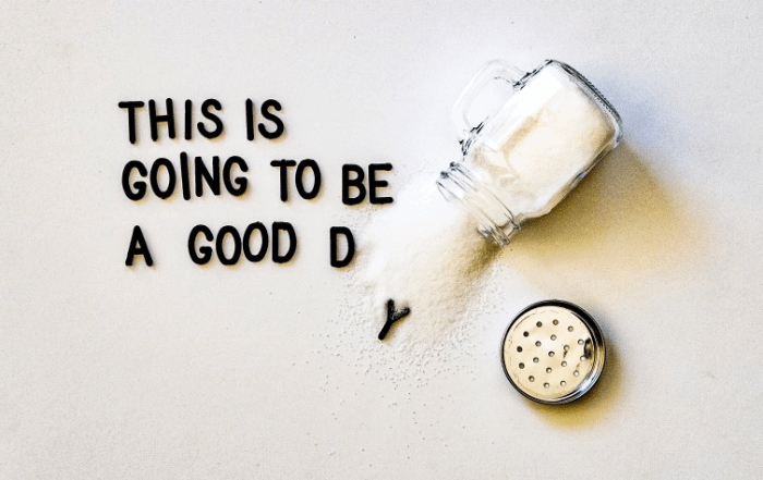 sale rovesciato sulla scritta "oggi sarà una bella giornata"