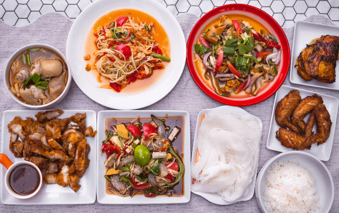 tavola imbandita con diversi piatti thailandesi e musulmani