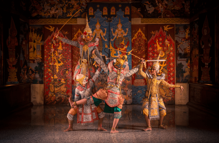 diversi attori del khon la danza thailandese con maschere intenti a combattere