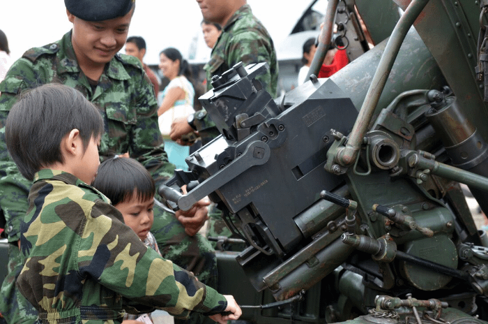 Bambini thailandesi in visita ad un campo militare per la giornata dei bambini