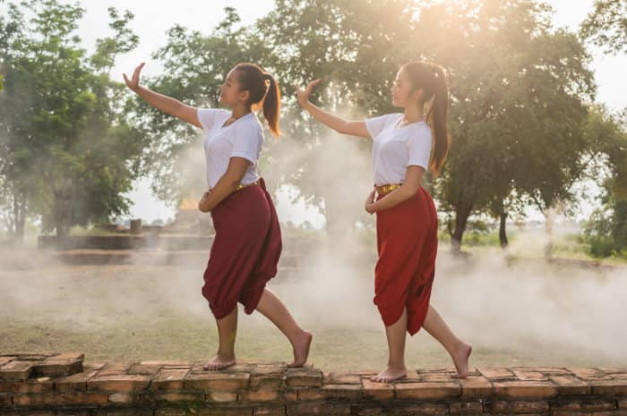 due donne thailandesi in costume che danzano la Khon la danza tradizionale thailandese