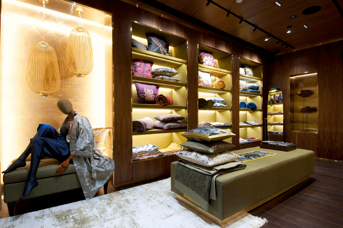 interno negozio jim thompson nel centro commerciale iconsiam di bangkok