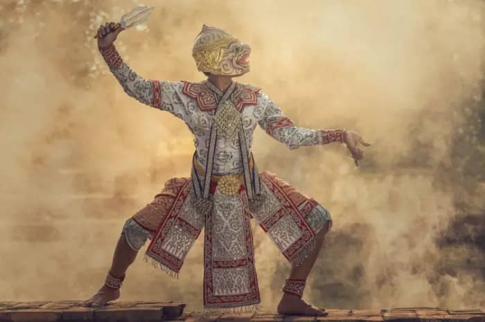 Attore che indossa il costume thailandese di Hanuman in posa di profilo