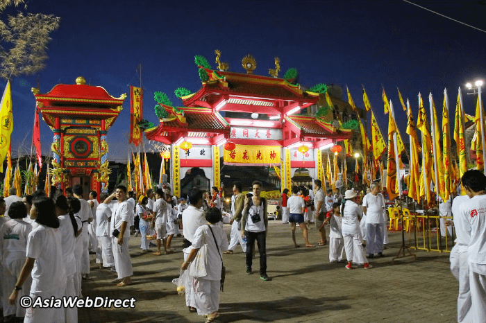 Persone asiatiche vestite di bianco durante il festival JE vegetariano