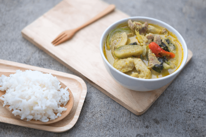 zuppa thailandese Kaeng Khiao Wan Gai