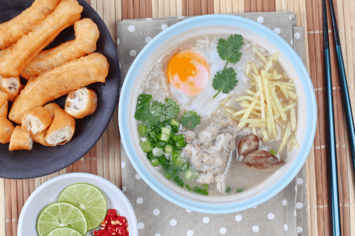 Piatto fondo di riso bollito con accanto un piatto di Patongko