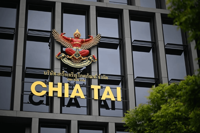 Statua del Phra Khrut Pha o Garuda posto sulla facciata di un edificio
