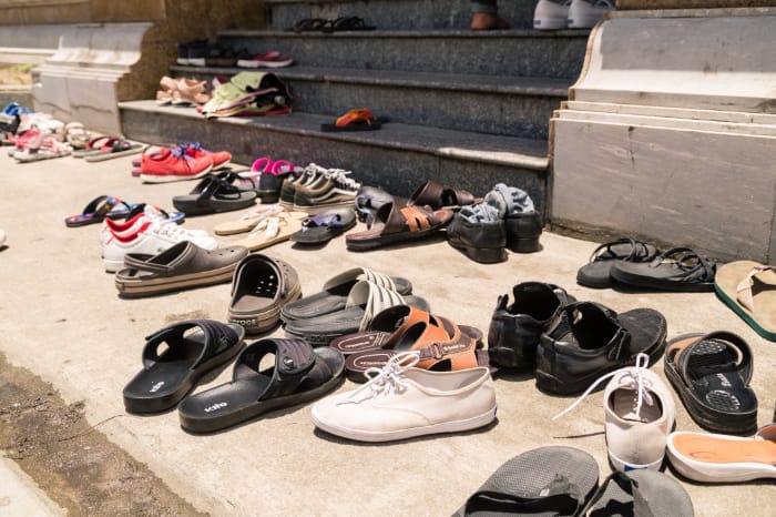 scarpe lasciate fuori dall'ingresso di un'abitazione
