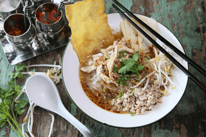 piatto di noodles thai in brodo