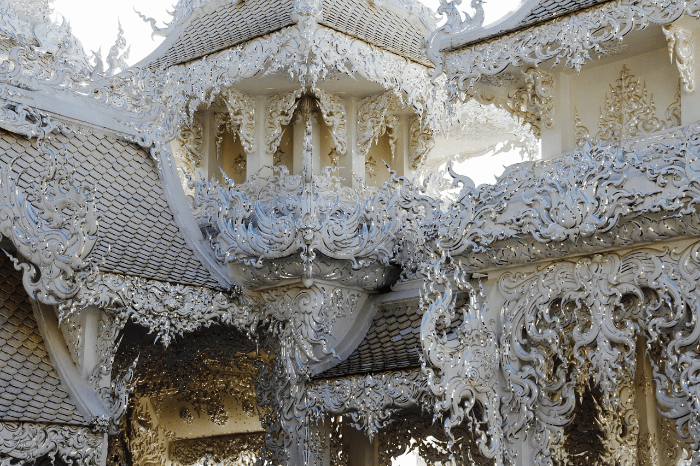 Dettagli dei tetti del tempio bianco