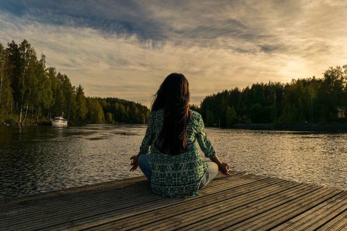 Osservare il respiro durante la meditazione buddista dell'Anapanasati