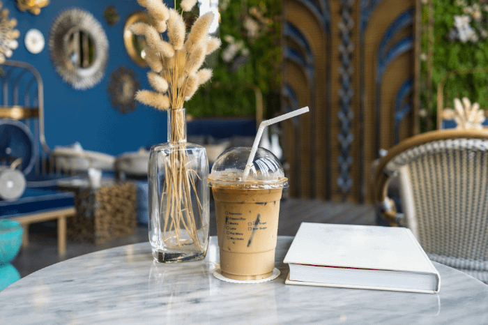 bevanda fredda al caffè su un tavolino in un bar di phuket