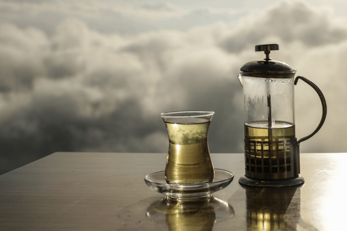 tazza di tè con nuvole come sfondo