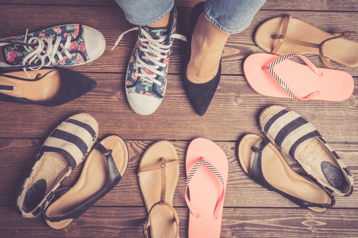 Scarpe e strane credenze familiari thailandesi