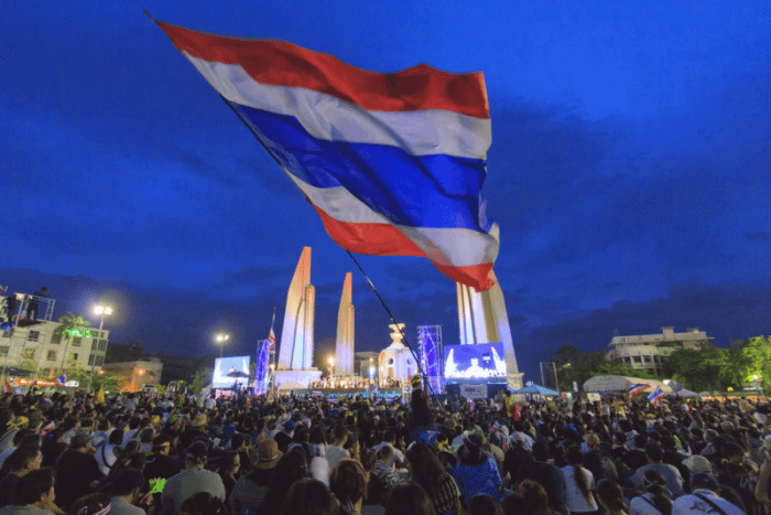manifestazione davanti al monumento della democrazia a bangkok