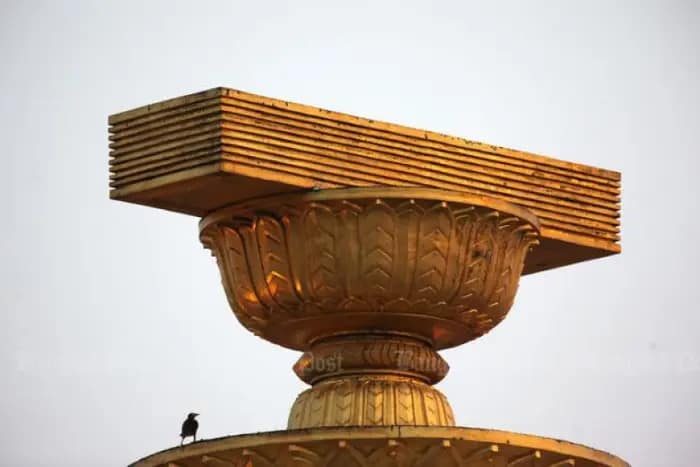 Dettaglio del monumento della Democrazia a Bangkok che rappresenta la costituzione thailandese