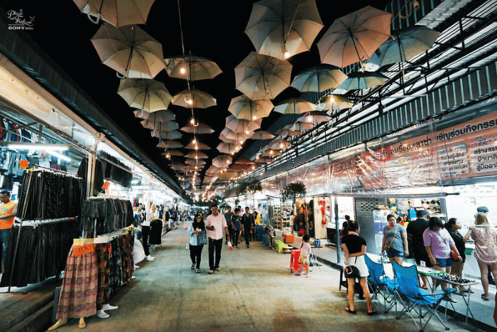 Vista di una delle vie del Peud Dtai Market o ASEAN Night Bazaar