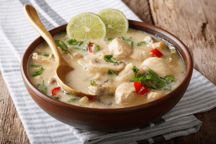 La famosa zuppa thailandese Tom Kha Gai