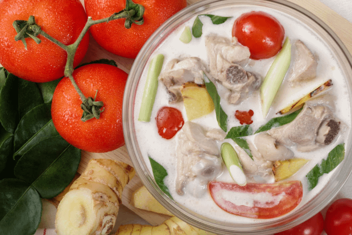 La famosa zuppa tom kha gai, vista dall'alto con tutti gli ingredienti in vista