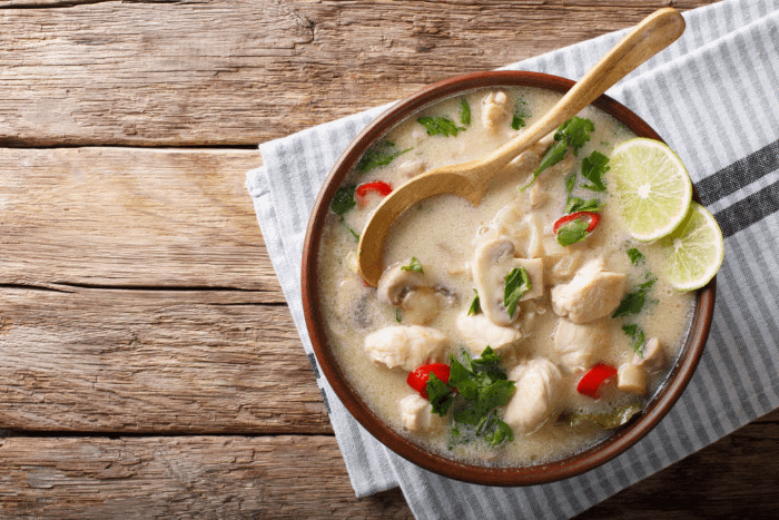 La famosa zuppa thailandese Tom Kha Gai vista dall'alto
