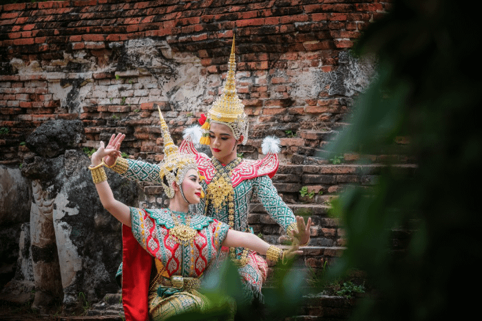 due danzatori thailandesi in costumi tradizionali che interpretano una scena del Ramakien