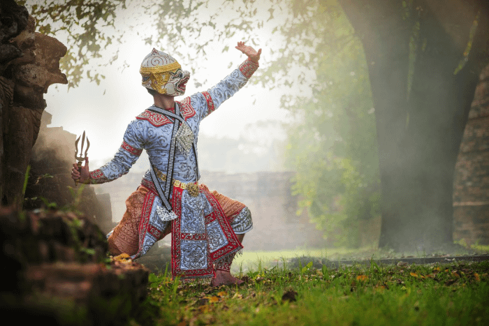 Un attore thailandese in posa che indossa la maschera bianca del dio scimmia Hanuman