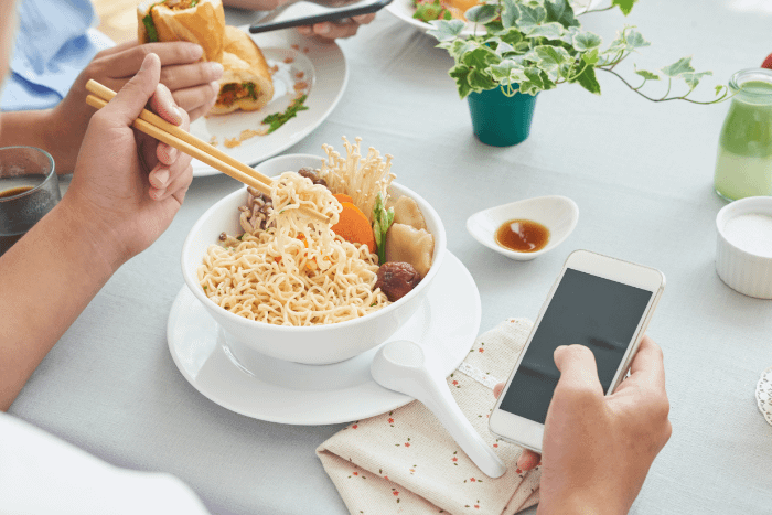 piatto di noodles thai instantanei in brodo