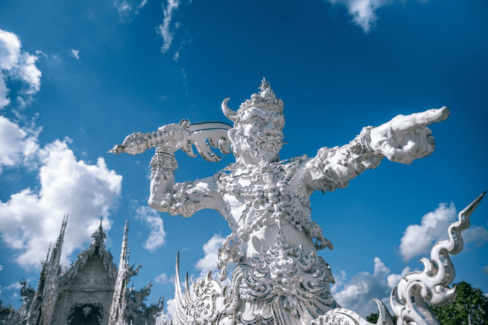 Dettaglio di una delle statue che decorano le scale