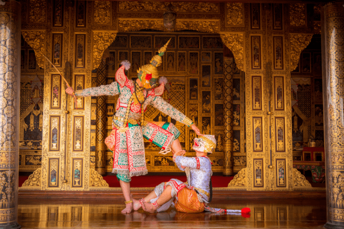 due attori del khon la danza thailandese con maschere intenti a combattere