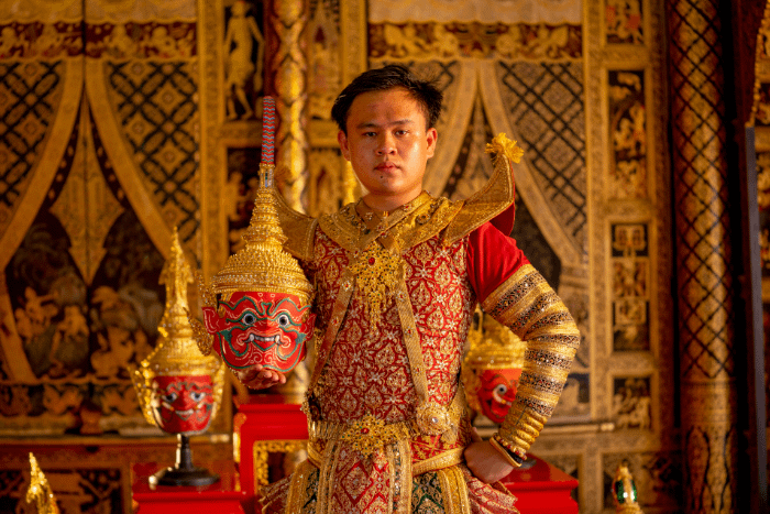 uomo thailandese che indossa la maschera di Thodsakan per il khon la danza tradizionale thailandese