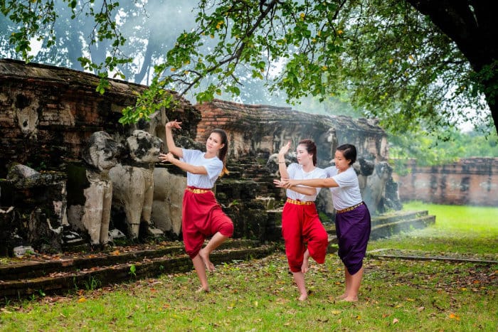 donne thailandesi in costume che provano le varie pose del khon, la danza tradizionale thailandese