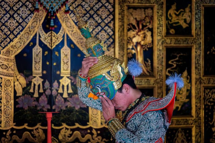 danzatore thailandese di Khon, danza tradizionale thailandese, che indossa la maschera da yak verde