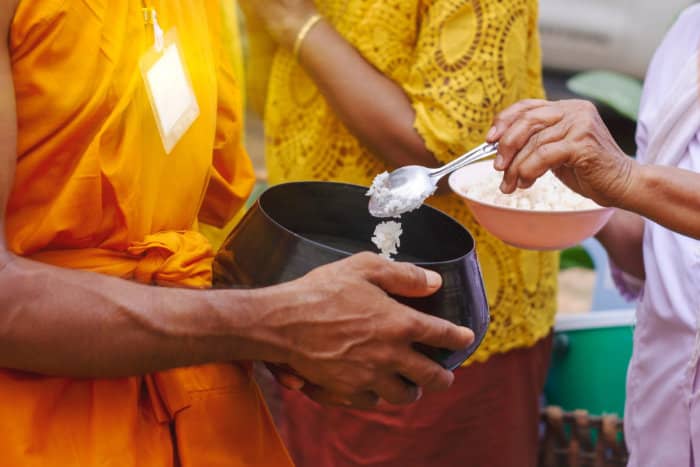 Il Tak Baat: un'usanza buddista thailandese
